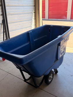 🔥 Rubbermaid Commercial Heavy Duty Tilt Truck – 850 LB Capacity – 1/2 Yard 🔥  Descripción: Rubbermaid Commercial heavy-duty tilt truck in good used 