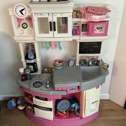 Step 2 Kids Play Kitchen With Accessories 