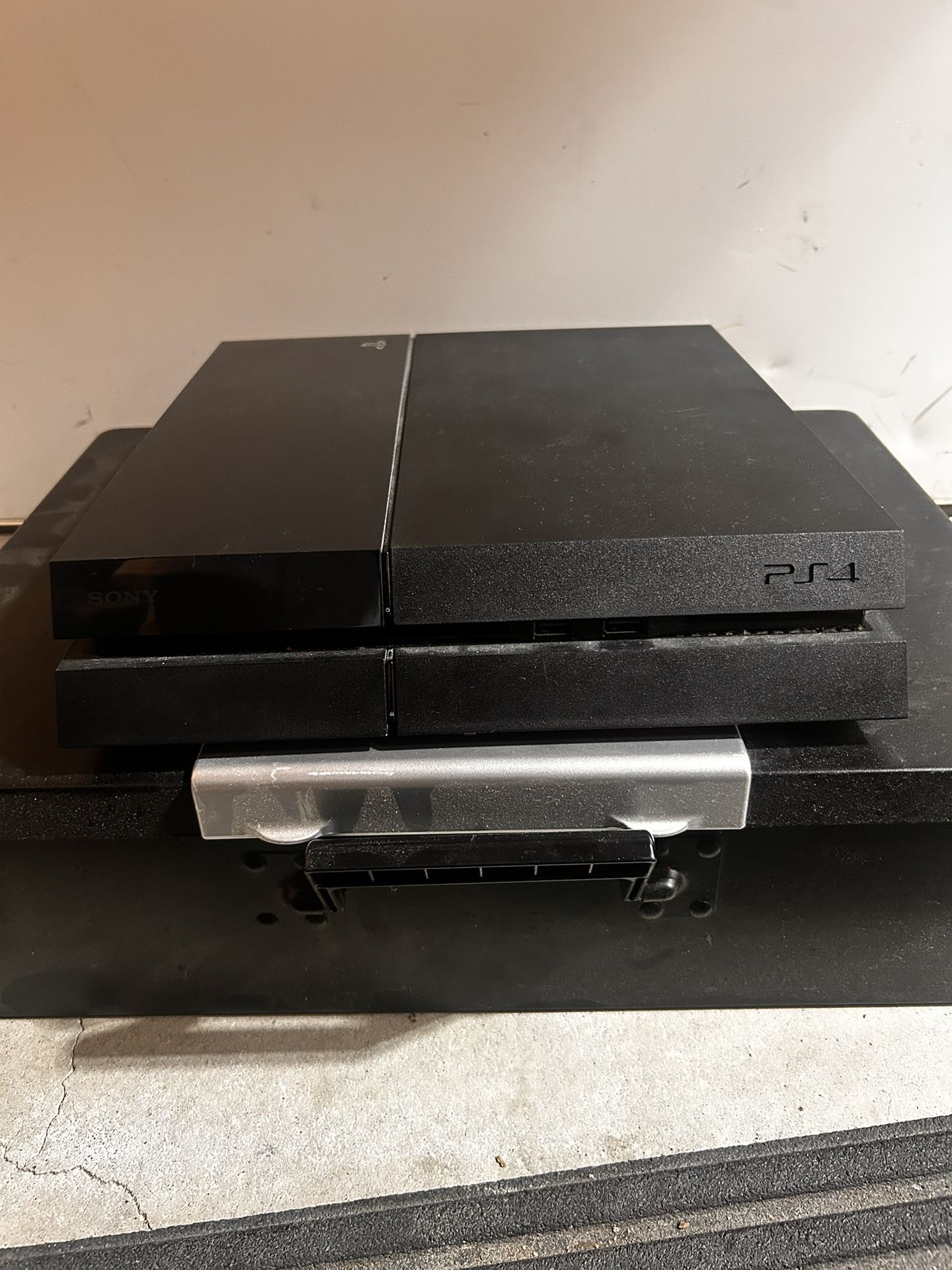 PlayStation 4 With 5 Games, 4 Wireless Controllers, 2 Pairs Of VR Wands, VR Headset, VR Gun Along With VR Camera