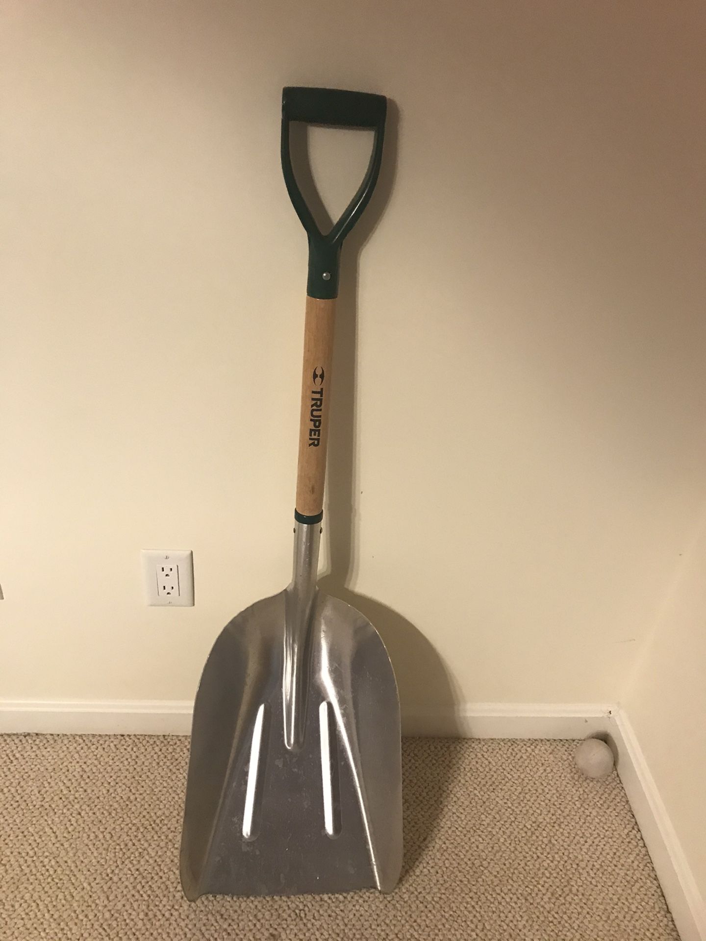 Truper grain shovel