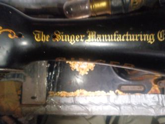 Portable 1920s vintage Singer Sewing machine