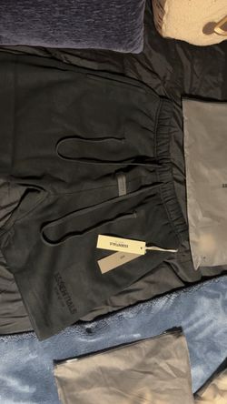 Black essential shorts