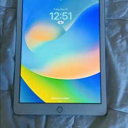 iPad 5th Unlocked Like New