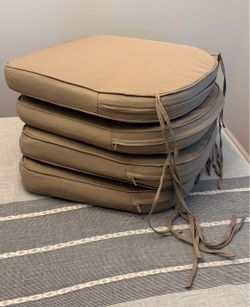 Indoor/outdoor Dining chair Cushions set of 4 (18x19x2.35) NEW!!!
