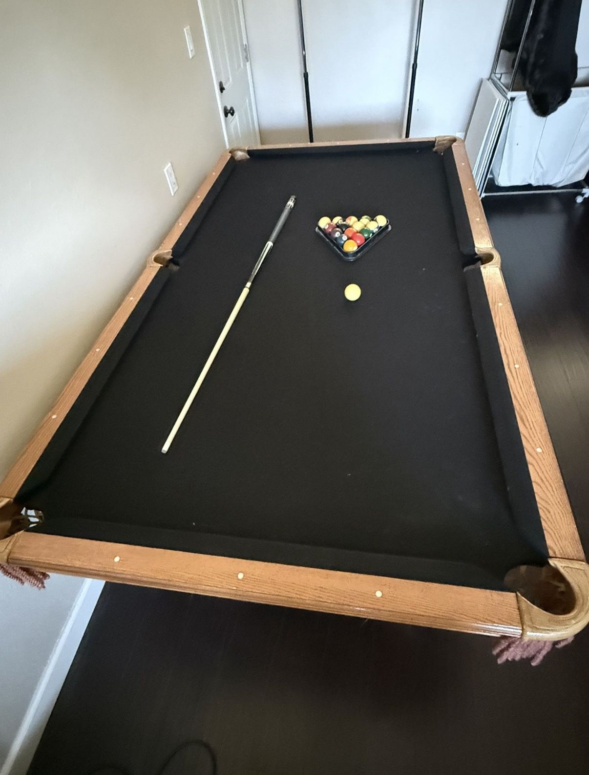 Brunswick Pool Table 9’ Cherry Oak Excellent Condition.