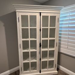 ANTIQUE WHITE CURIO Beautiful white distress hutch curio