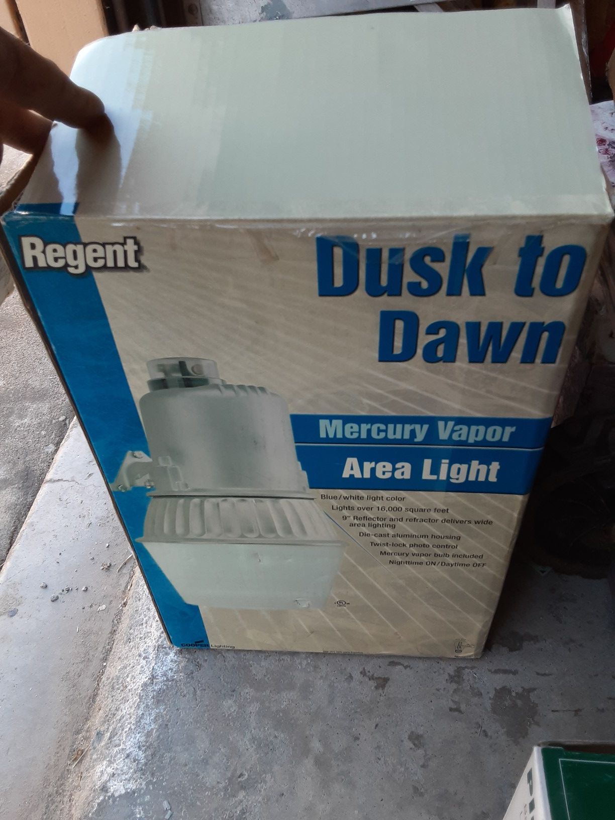 REGENT DUSK TIL DAWN EXTERIOR LIGHT NEW +EXTRA BULB 40 VALUE