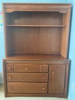 Simmons Dresser with Hutch