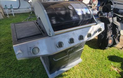 NEVER USED LARGE PROPANE GRILL