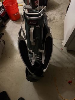 Golf clubs bag and golf clubs