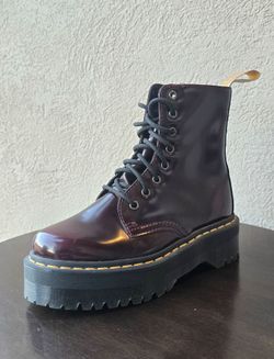 Super-chunky iteration of DR. MARTEN'S Vegan Jadon II Platform Boots in a high-shine CHERRY RED or OXBLOOD finish. classic 8-eye combat boot in Cherry