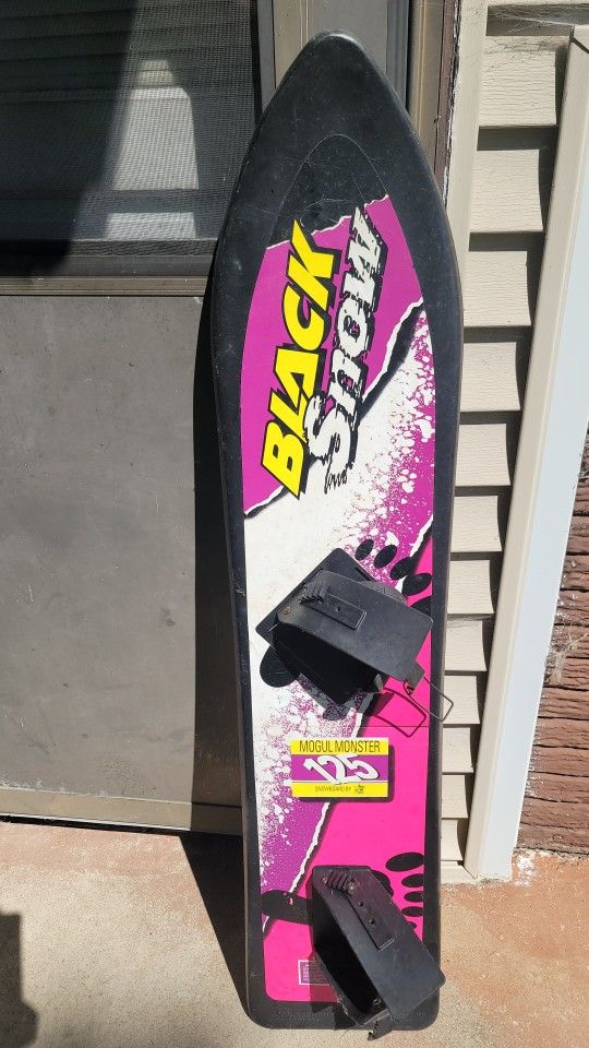 This is a vintage 1989 plastic Black Snow Mogul Monster early snowboard.
Measures 48" x 11".
In good condition as seen.
Great for wall decor, prop, or