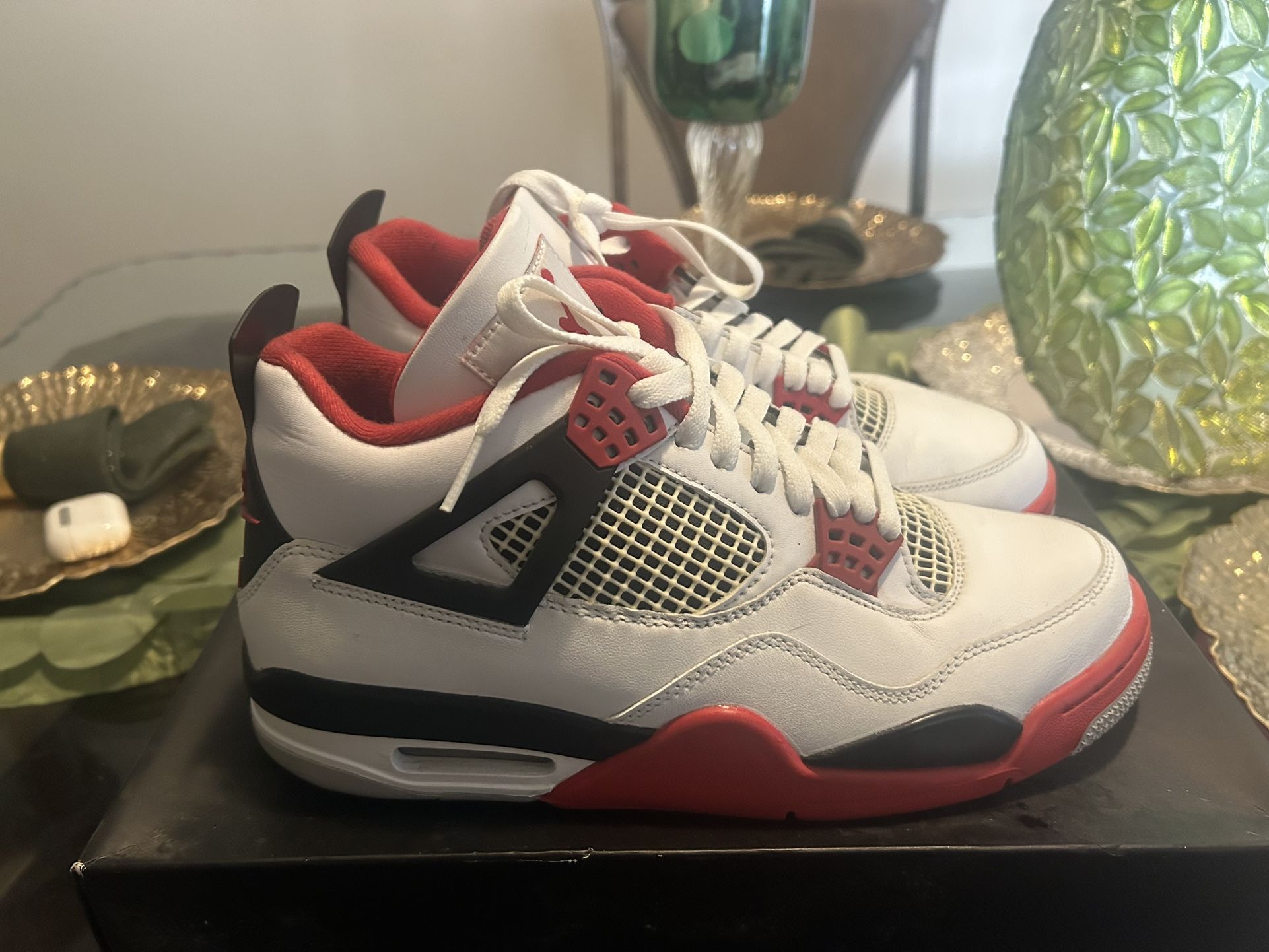 JORDAN 4 Fire Reds Size 9