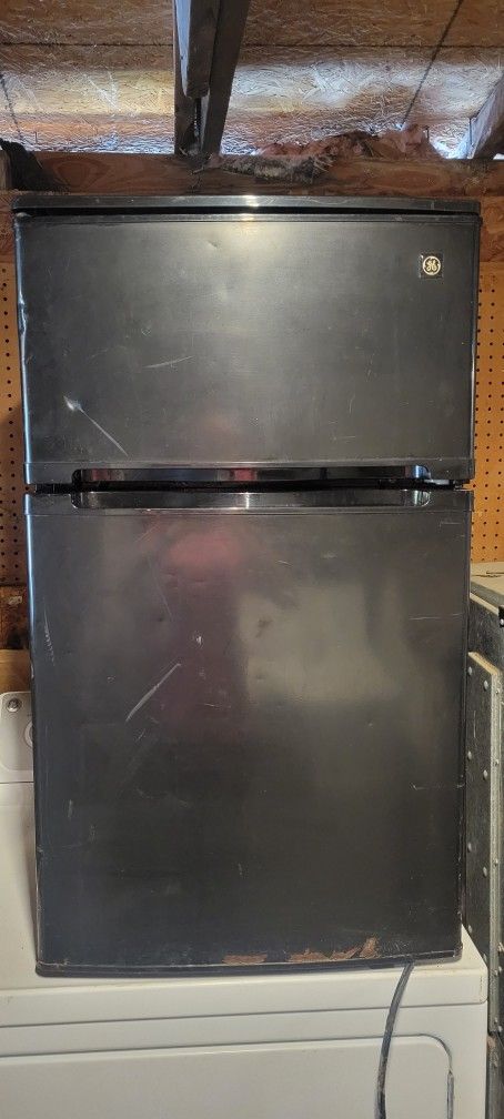 GE Mini Fridge 2