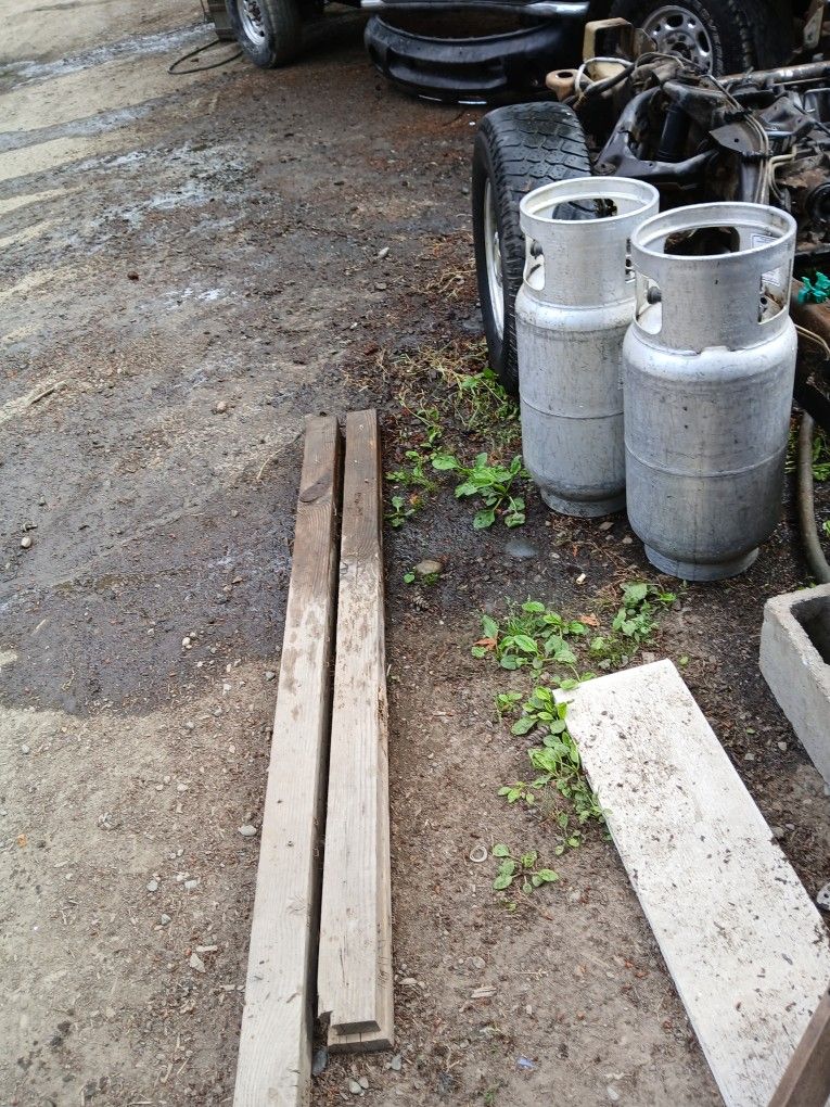 Forklift propane tanks