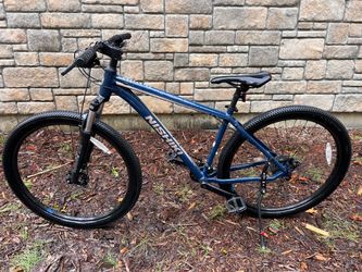 Nishiki Colorado 29” mountain bike in blue, size Large, and in excellent, like-new condition!
