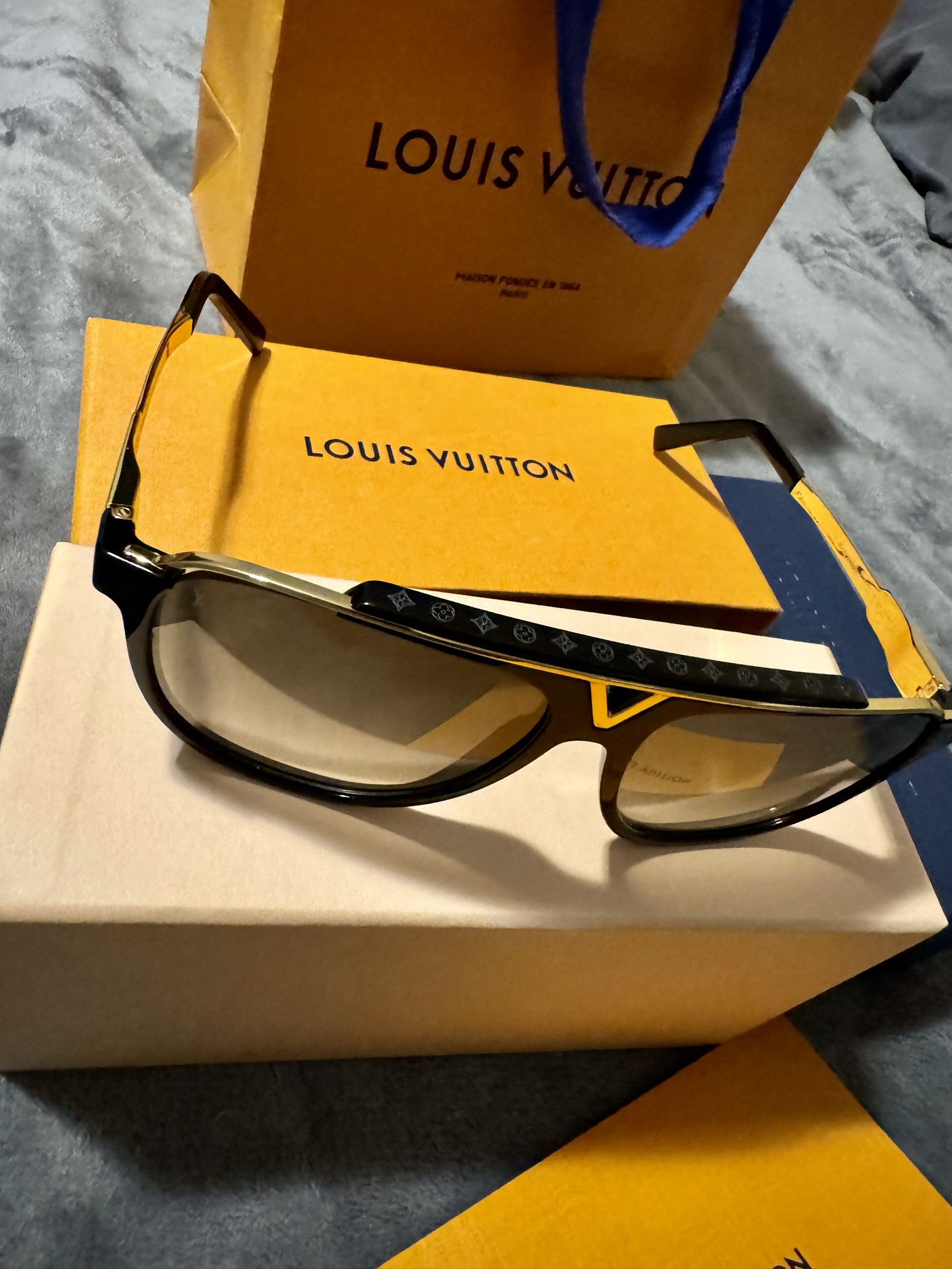 Louis Vuitton Authentic Sunglasses Black Gold Hardware Gift Bag Men Women Mom