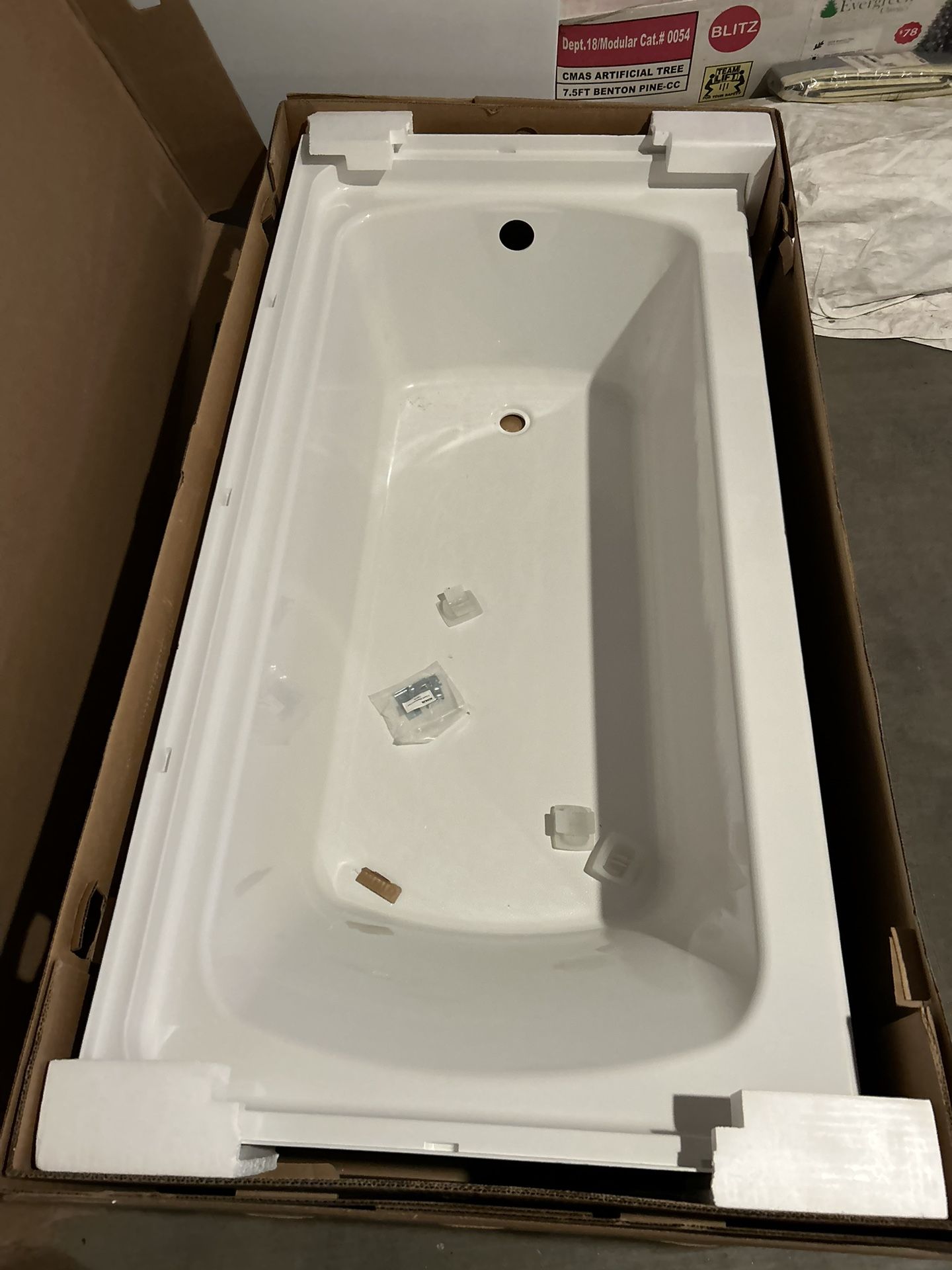 STERLING 60 in. x 30 in. Soaking Bathtub with Right Drain in White