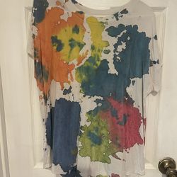 Size M tie-dyed white shirt, higher in front and lower back 