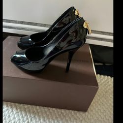 Gorgeous Oh Really Black Patent Leather OpenToe Pump Heels Padlock
