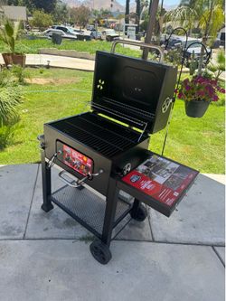 Asador de carbón nuevo