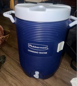 Preowned Rubbermaid 5-Gallon Heavy-Duty Water Cooler, in great condition no leaks water comes out well and no cracks located off lake mead and Simmons