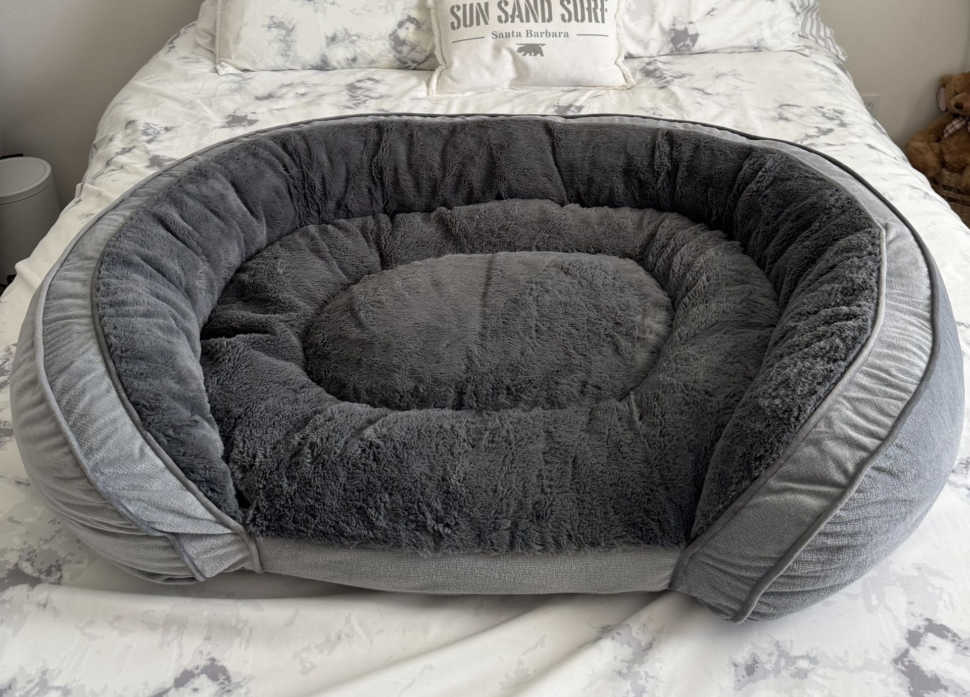 Dog-Pet Bed - Like New (Large, Cozy, Soft) 38x30x09