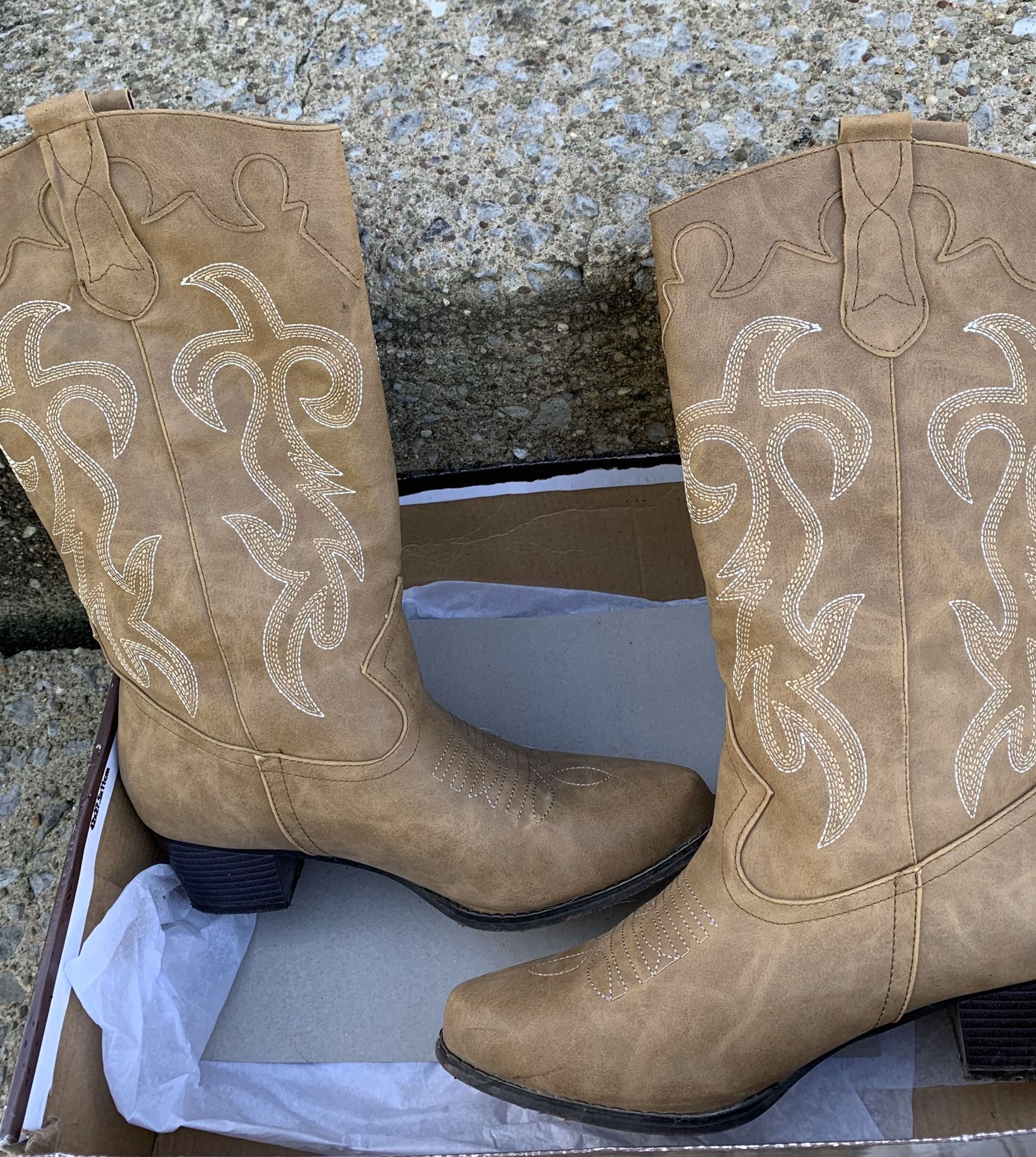 Size 8 Canyon Trails Rodeo boots