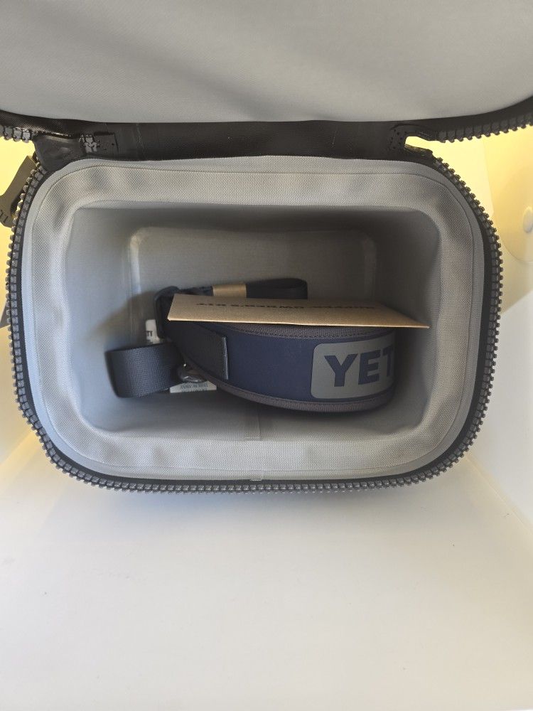 Yeti Blue Navy Cooler Hooper Flip 8 *BRAND NEW*