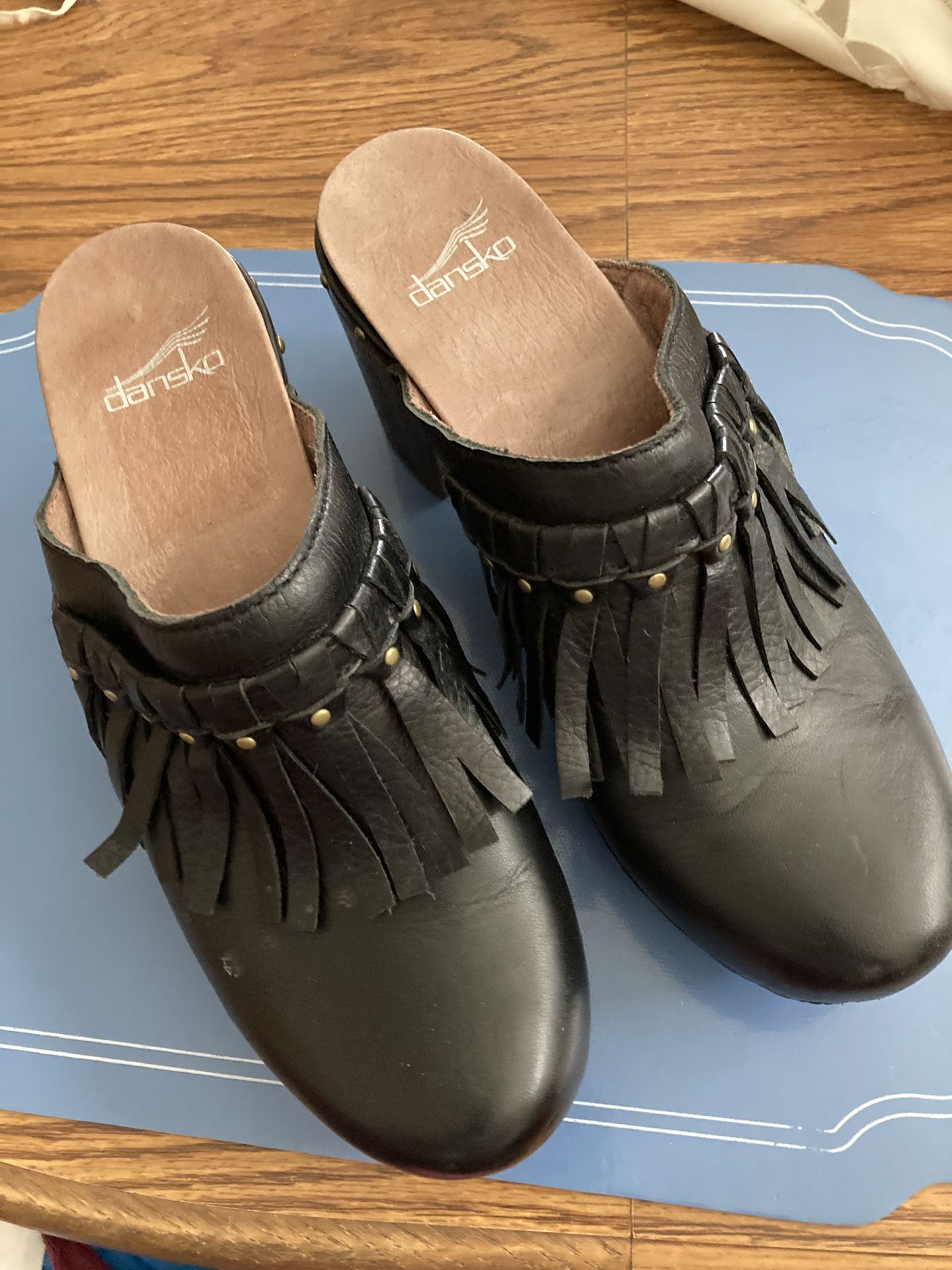 Néw Womens Black Dansko Deni Leather Fringed Mules Size 39