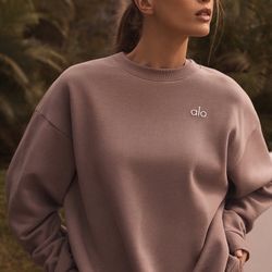 Alo Yoga Accolade Crew Neck Pullover 
