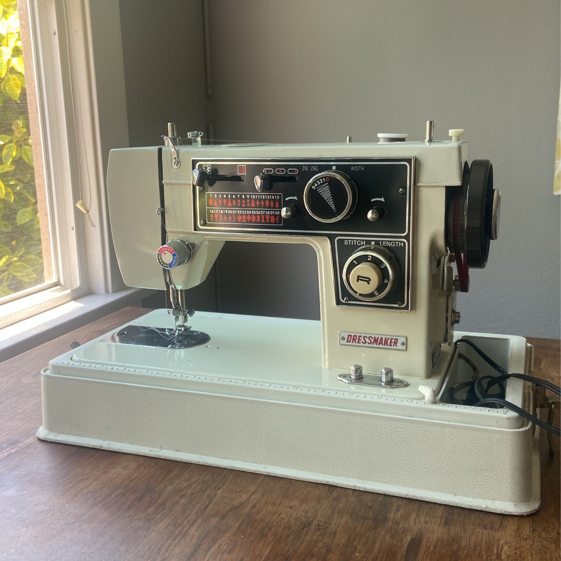 Vintage. Dressmaker Sewing Machine With Case