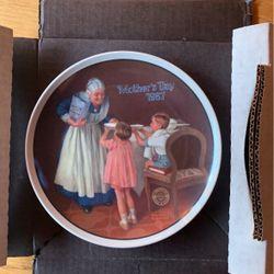 Van Hygan And Smythe Collective plate. Norman Rockwell grandma’s surprise