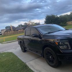 2017 Nissan Titan ,midnight Edition 
