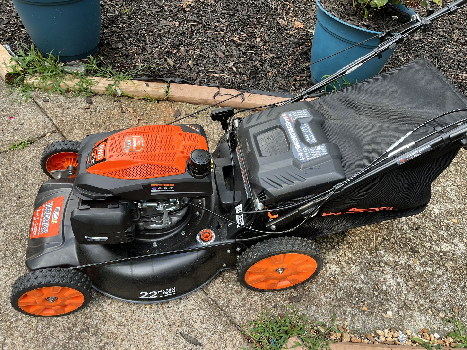 YARDMAX YG2760 201-cc 22-in Self-propelled Gas Lawn Mower used 220!