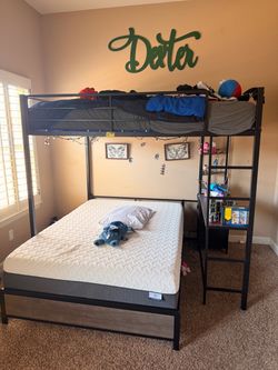 Bunk bed set/almost new