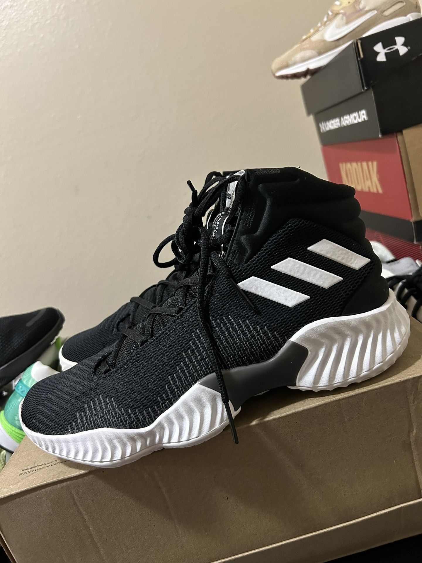 NEW Adidas Men Pro Bounce Basketball Sneakers Sz 9 AH2658 like new (worn once )