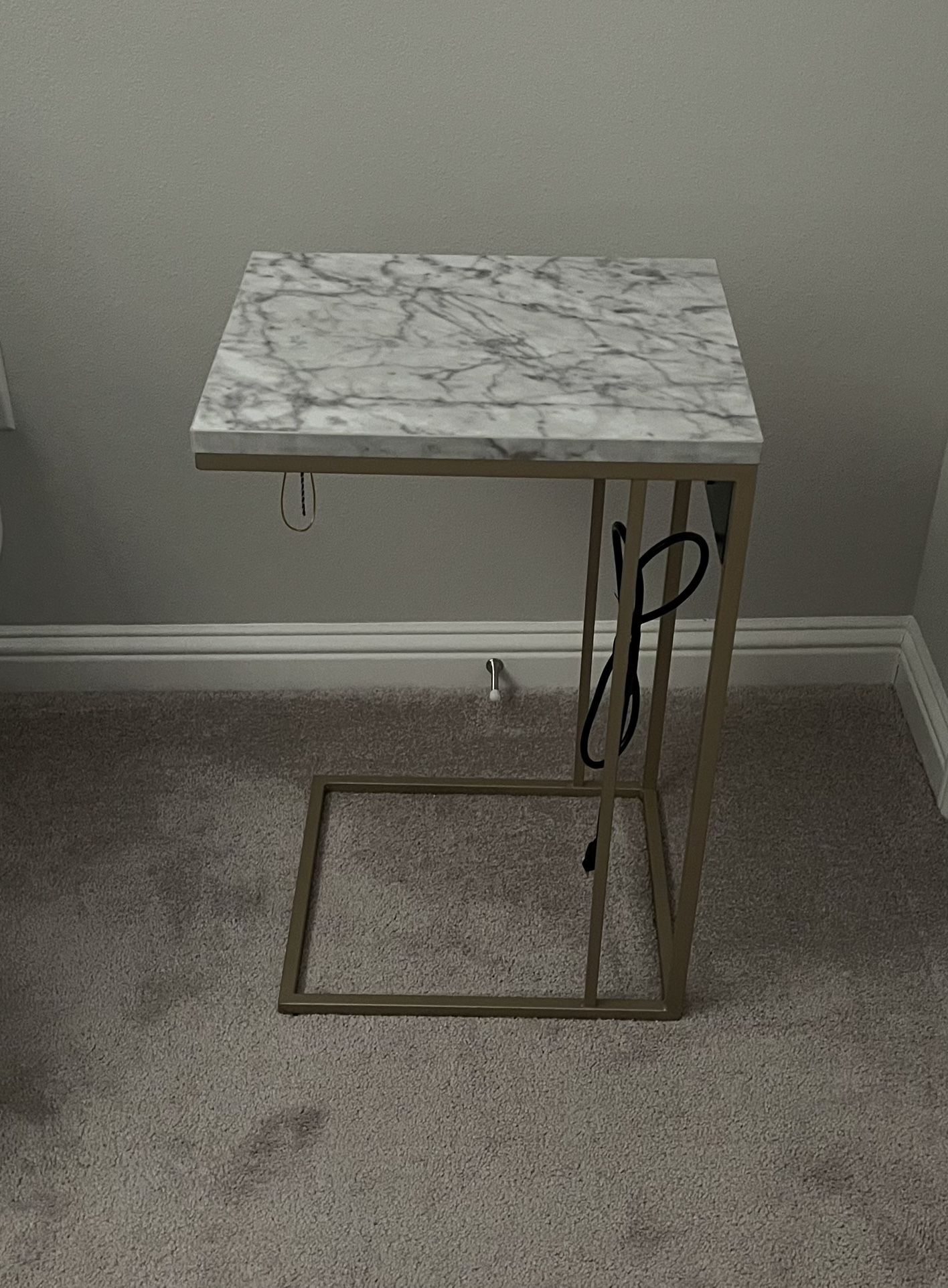 Tainoki C-Shape End Table With Outlets & Charging Stations