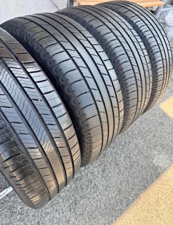 235 60 18 Michelín I'm selling this set of tires with 80% life left on all 4