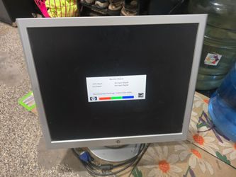 COMPUTER MONITOR IN GOOD CONDITION AJUSTABLE