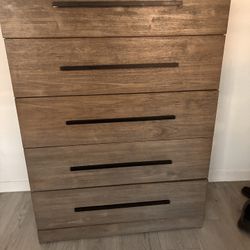 Modern  5 Drawer Dresser 
