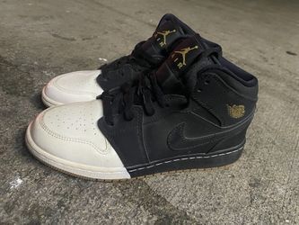 New Jordan 1 Mid Black White Gold Size 6 Woman’s