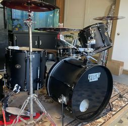 Tama rockstar four piece drum set. Read full description below .