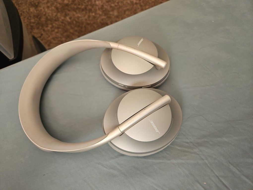 BOSE Noise Canceling Headphones 700