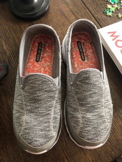 Tennis shoes
