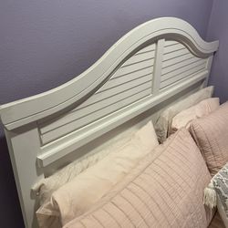 Queen Size Wood Bed frame & Mattress 