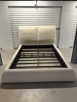 Queen bed frame !!! Like new