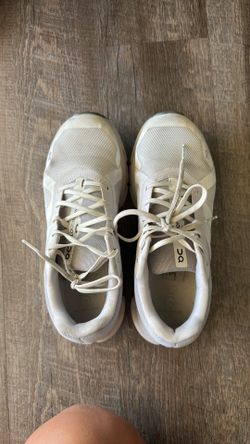 On cloud women’s shoes 8.5