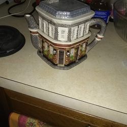 East ender tea pot never used pickup only cash