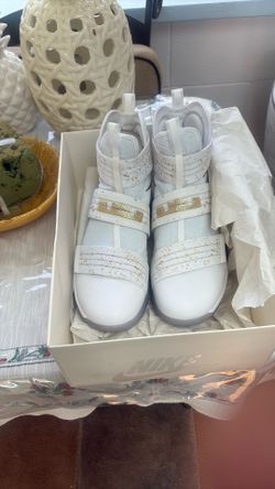 White Nike Basketball Tennis Shoes 